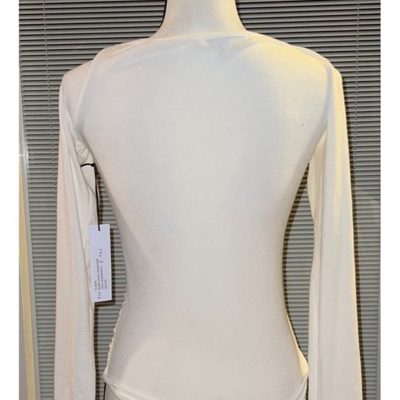Red Haute White Scoop Neck Ruched Knit Top NWT— SMALL - Picture 6 of 8
